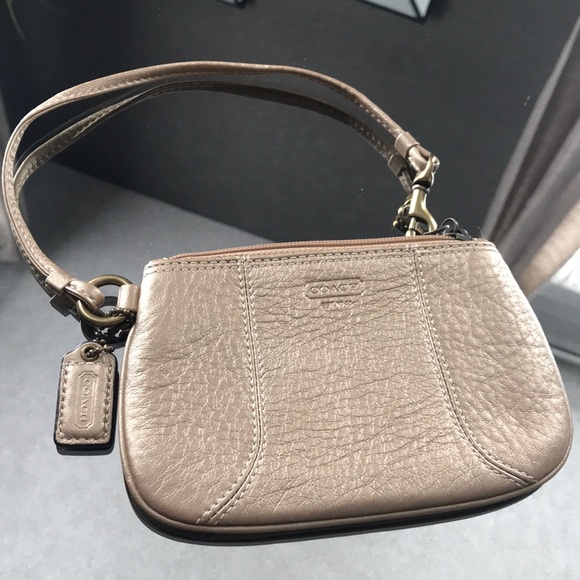 Coach Handbags - Coach Wristlet 🖤
